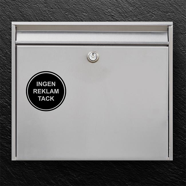 Ad-free mailbox label – round badge with the text “No ads, please” on dark mailbox, robust outdoor sticker